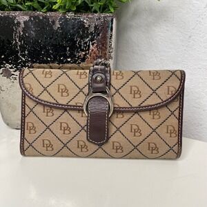 Dooney Bourke Classic Signature Logo Canvas Leather Trim Trifold Wallet Brown‎